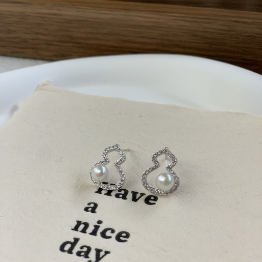 5mm ヒョウタンまんじゅうパールピアス（両耳用）